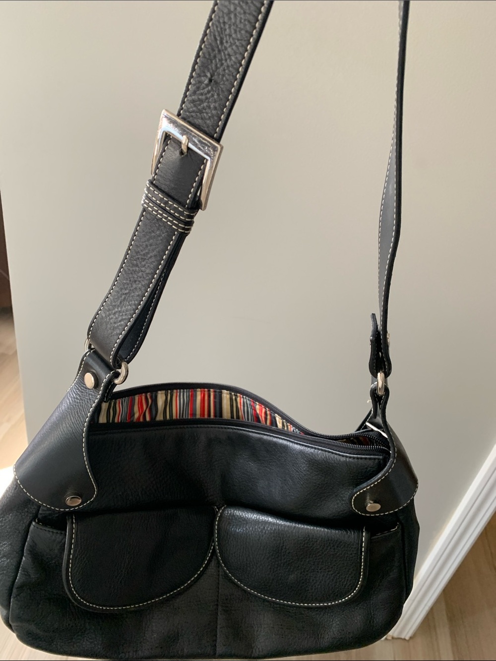 Classic Black Leather Crossbody Bag with Contrast Stitching